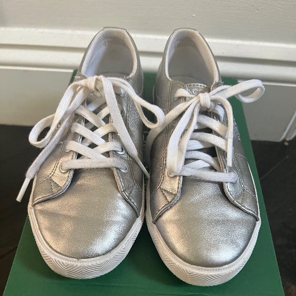 Girls Lacoste leather sneakers size 2 - Picture 1 of 4